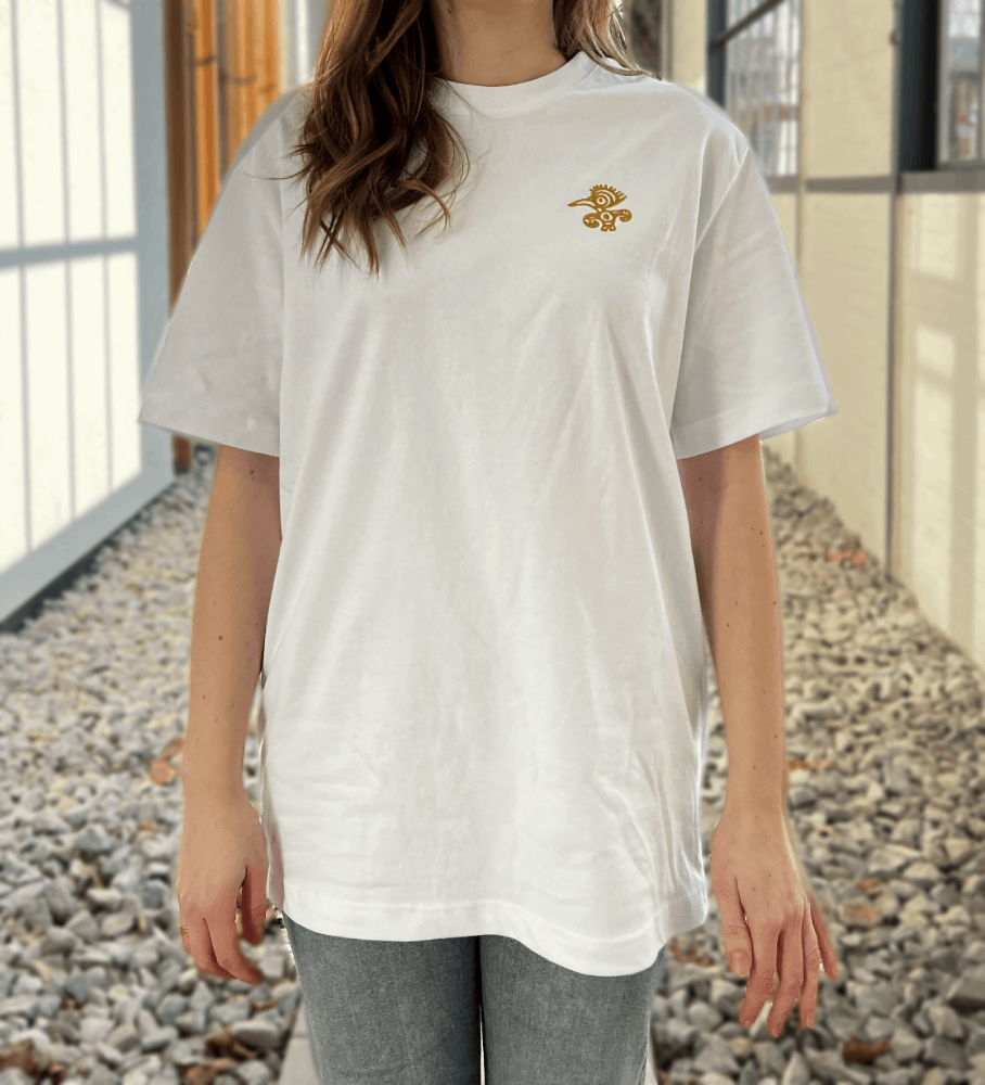 Weißes T-Shirt mit goldenem Mio Mio Tukan eingestickt auf der linken Brust
