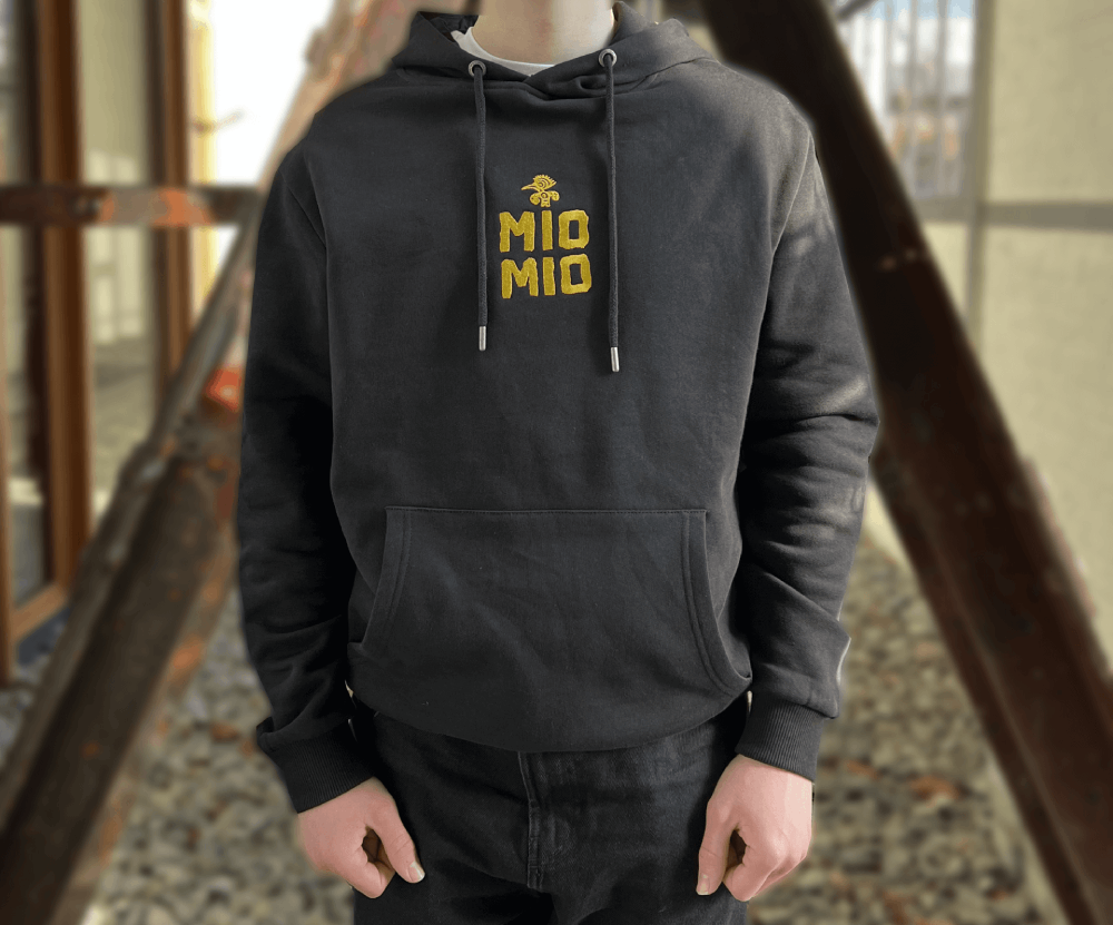 Schwarzer Hoodie mit gesticktem Mio Mio Logo auf der Brust