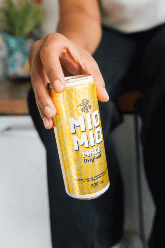 Mio Mio Mate Dose Mann hält Mio Mio Mate Dose