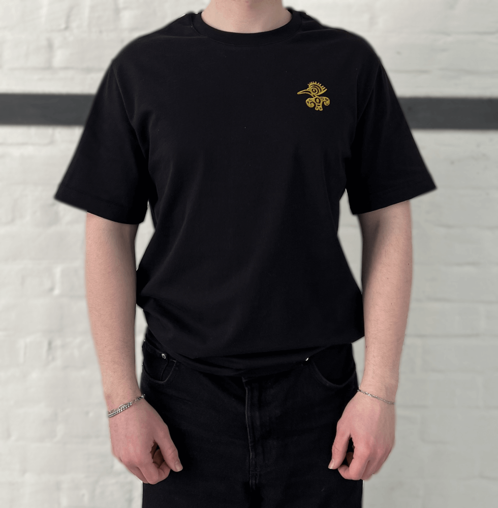 Mio Mio T-Shirt Schwarz Schwarzes T-Shirt mit goldenem Mio Mio Tukan eingestickt auf der linken Brust