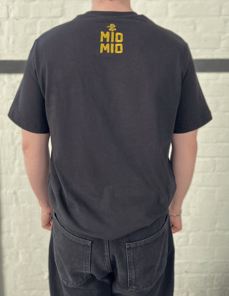 Schwarzes T-Shirt mit goldenem Mio Mio Logo eingestickt auf dem Rücken