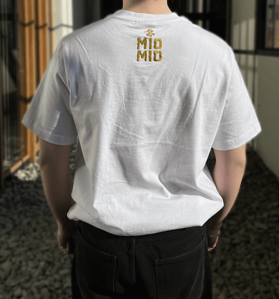 Weißes T-Shirt mit goldenem Mio Mio Logo eingestickt auf dem Rücken