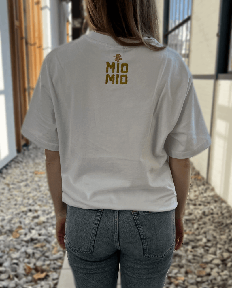 Weißes T-Shirt mit goldenem Mio Mio Logo eingestickt auf dem Rücken